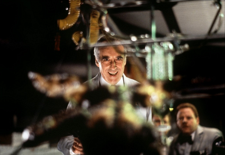 Christopher Lee als Laborant